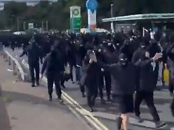 Rechtsextremer Protest: Hunderte Vermummte blockieren Hafen von Dover
